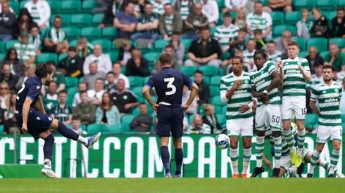 Ben marcó de tiro libre en la paridad 2 a 2 frente al Celtic