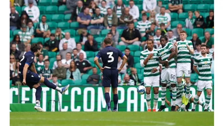 Ben marcó de tiro libre en la paridad 2 a 2 frente al Celtic