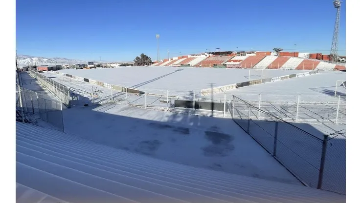 El estadio El Cobre amaneció bajo la nieve a horas del duelo de Cobresal y La Calera.