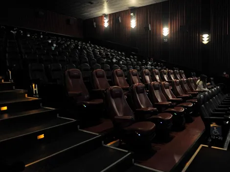 ¿Abrirán los cines y mall hoy sábado?