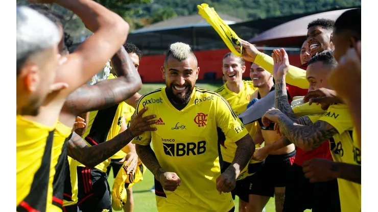Arturo Vidal pasando por el túnel de bienvenida de sus compañeros de Flamengo.