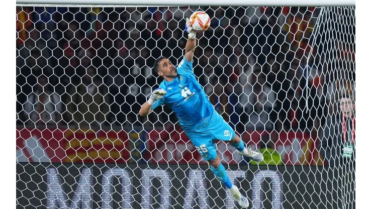 Claudio Bravo vivirá una nueva temporada con Betis tras ser renovado.