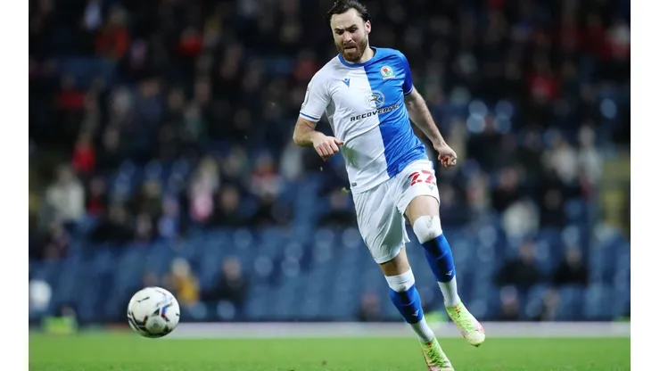 Ben Brereton en acción ante el Barnsley por el Blackburn Rovers.