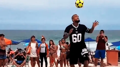 El King muestra su habilidad con el balón en las playas de Brasil junto a sus amigos.