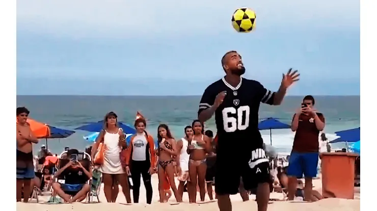 El King muestra su habilidad con el balón en las playas de Brasil junto a sus amigos.