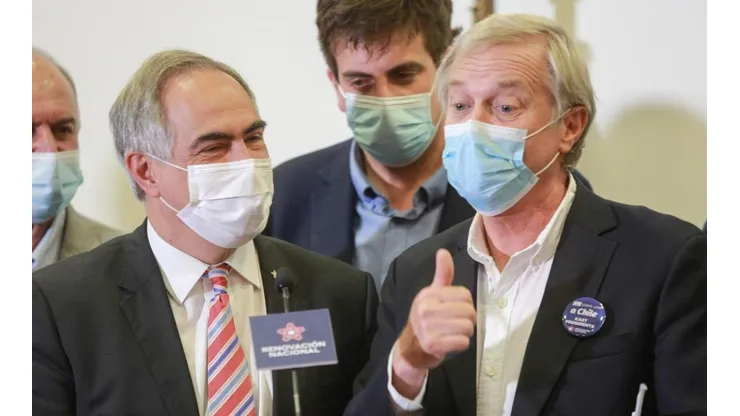 Francisco Chahuán, en la imagen junto al excandidato presidencial José Antonio Kast, asegura que apoyarán varias reformas a la Constitución.