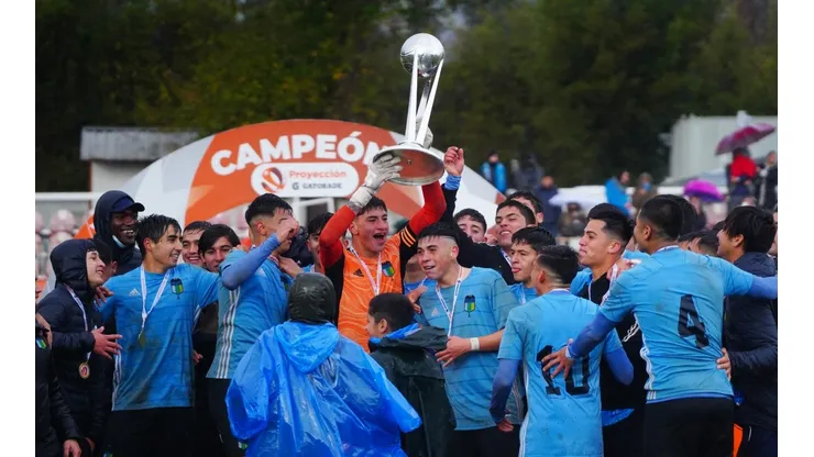 El capitán de O'Higgins, Diego Carreño, levanta el trofeo que proclama como campeón del Torneo Proyección Sub 21 a los celestes.