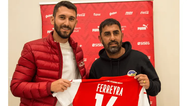 Facundo Ferreyra posa junto a Daniel Montenegro, secretario técnico de Independiente de Avellaneda.