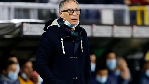 Ariel Holan tuvo que hacer dos cambios obligados por problemas físicos.