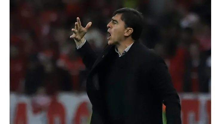 Gustavo Quinteros insiste por refuerzos en Colo Colo.