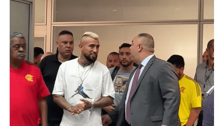 Arturo Vidal fue recibido por parte de directivos de Flamengo.