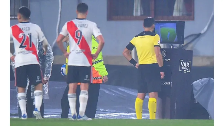 Roberto Tobar tuvo el aplomo para cambiar su decisión y anular el gol de River Plate por una mano que no percibió en primera instancia