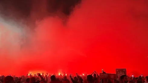 Los hinchas del Inter de Porto Alegre prepararon un infierno para recibir al equipo antes del partido con Colo Colo