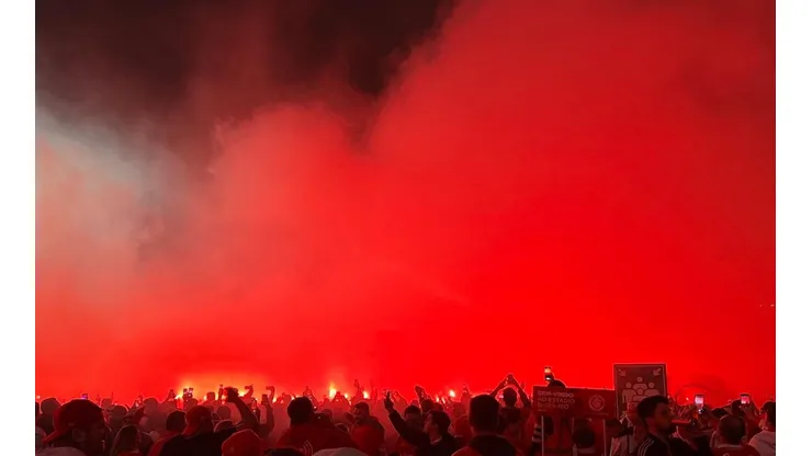 Los hinchas del Inter de Porto Alegre prepararon un infierno para recibir al equipo antes del partido con Colo Colo