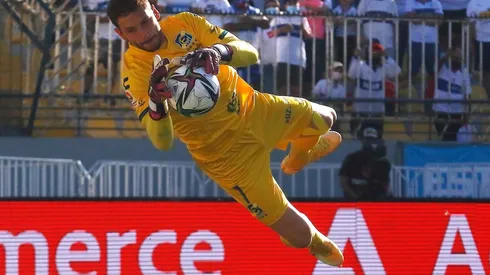 Franco Torgnascioli vuela para contener un remate en el duelo de Everton de Viña del Mar ante la Universidad Católica.