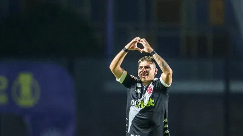 El delantero chileno Carlitos Palacios por fin sonríe en el fútbol de Brasil