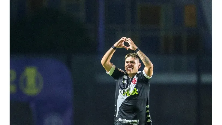El delantero chileno Carlitos Palacios por fin sonríe en el fútbol de Brasil