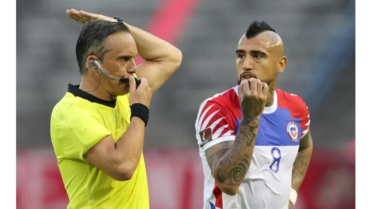 Arturo Vidal reclamando en la cancha contra el juez argentino.