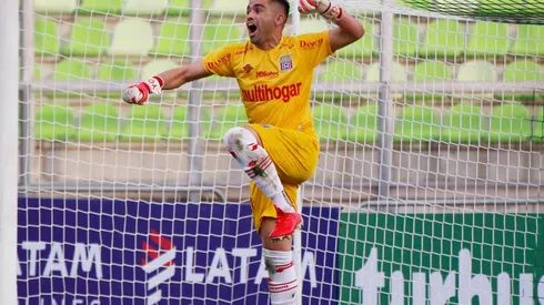 Luis Santelices se equivocó en el partido, pero estuvo notable en los penales para darle la clasificación a Curicó Unido