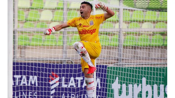 Luis Santelices se equivocó en el partido, pero estuvo notable en los penales para darle la clasificación a Curicó Unido