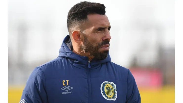 Carlitos Tévez se sube al tren bala, pero no podrá firmar las planillas como DT de Rosario Central.