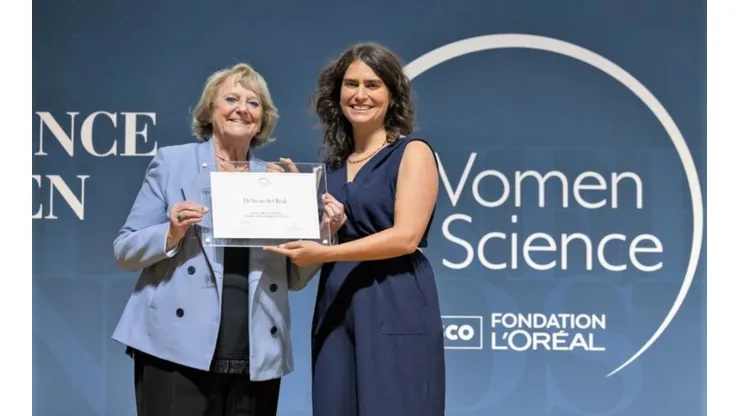 Irene del Real recibiendo el premio L’Oréal Chile-UNESCO ‘For Women in Science’