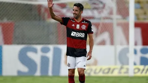 Mauricio Isla enfrentando a Universidad Católica, su nuevo club