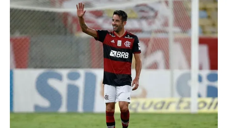 Mauricio Isla enfrentando a Universidad Católica, su nuevo club