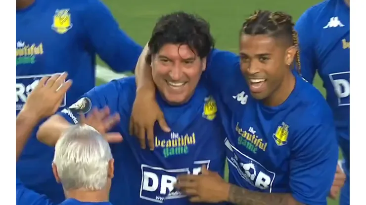 Un incombustible Zamorano marca doblete en amistoso de Miami, uno de los goles de palomita.