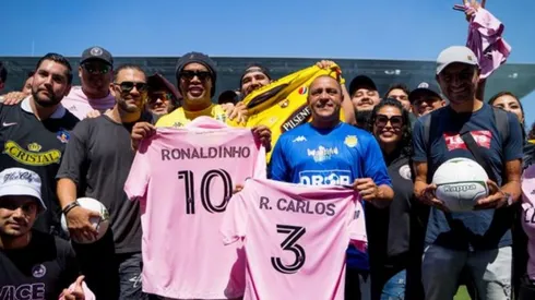 Ronaldinho y Roberto Carlos son los organizadores y capitanes de los equipos.
