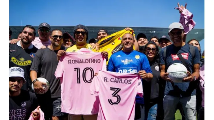 Ronaldinho y Roberto Carlos son los organizadores y capitanes de los equipos.