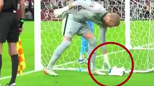 Redmayne tomando la botella de Gallese