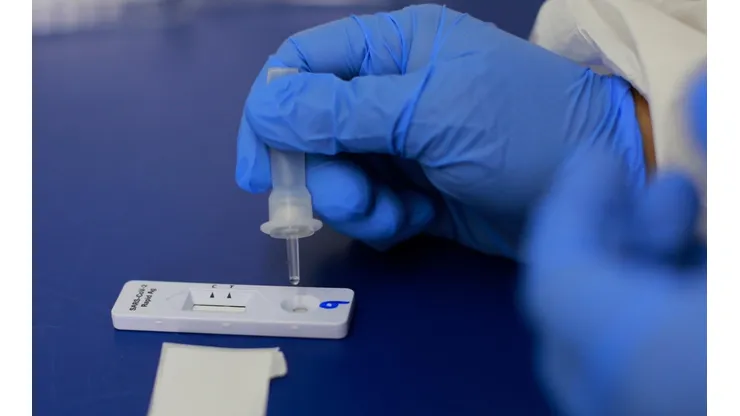 ¿Se puede tener licencia si doy positivo de Covid con un test de antígenos?