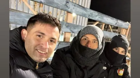 Charles Aránguiz muy abrigado viendo fútbol en Puente Alto.