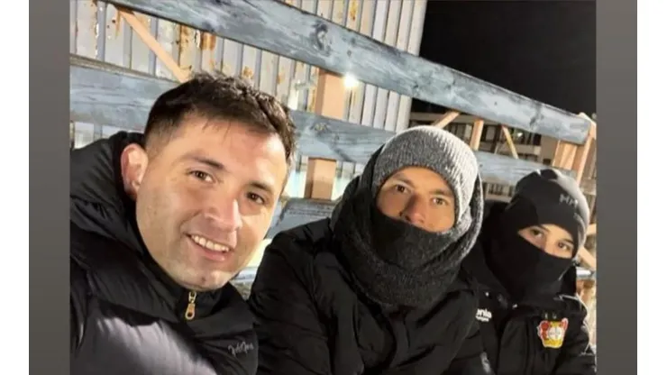 Charles Aránguiz muy abrigado viendo fútbol en Puente Alto.