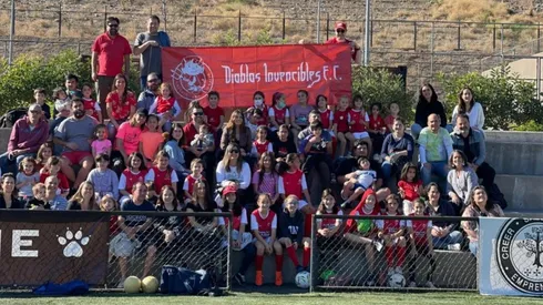 Diablas Invencibles: El equipo femenino autogestionado por apoderados en la capital.