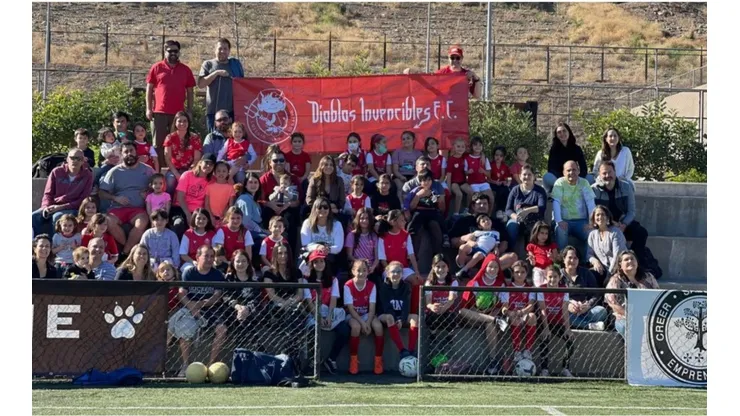 Diablas Invencibles: El equipo femenino autogestionado por apoderados en la capital.