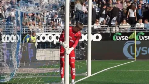 Gunnarsson moviendo uno de los postes del arco hacia adentro