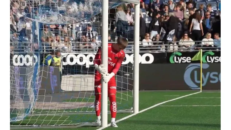 Gunnarsson moviendo uno de los postes del arco hacia adentro