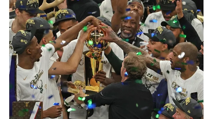 El Trofeo Larry O'Brien busca nuevos dueños tras la eliminación de los Bucks.