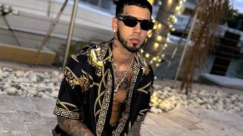 Anuel venía con toda la energía a cumplir con sus shows, cuando le frenaron la fiesta.