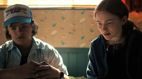 Dustin y Max (Sadie Sink) en Stranger Things 4.
