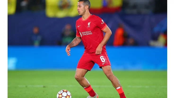 Thiago Alcántara prendió alarmas en cierre de la Premier League.