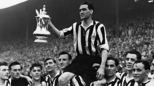 El chileno George Robledo, como lo apodaron en Inglaterra, junto con sus compañeros levantan al capitán Joe Harvey tras ganar la FA Cup.