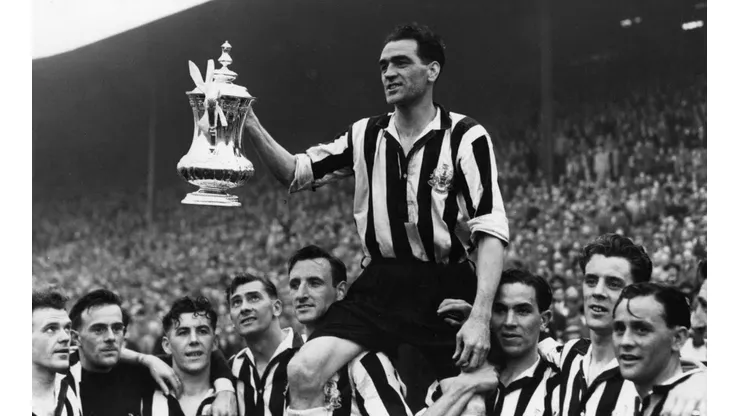 El chileno George Robledo, como lo apodaron en Inglaterra, junto con sus compañeros levantan al capitán Joe Harvey tras ganar la FA Cup.