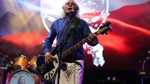 Mario Mutis en el escenario con Los Jaivas.