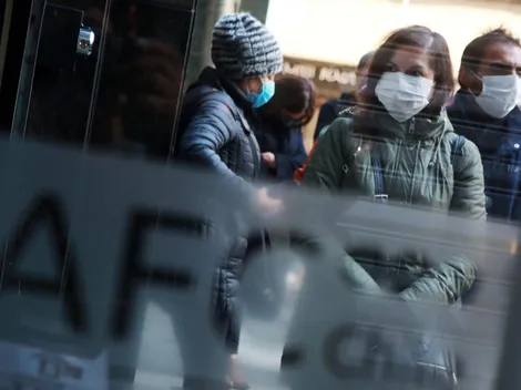 ¿Qué beneficios existen para los cesantes y qué requisitos hay?