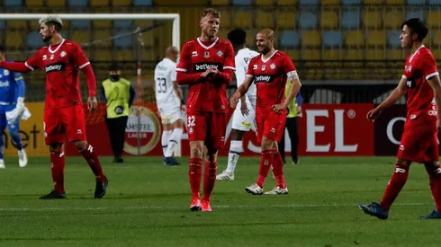 Los jugadores caleranos quedaron muy afectados tras el vergonzoso robo sufrido gracias al árbitro Jesús Valenzuela.