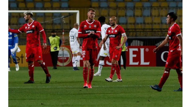 Los jugadores caleranos quedaron muy afectados tras el vergonzoso robo sufrido gracias al árbitro Jesús Valenzuela.