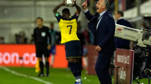 Gustavo Alfaro mira de cerca a sus posibles convocados.